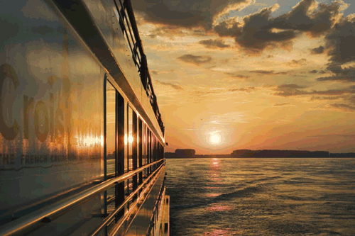 Suggestivo tramonto sulle acque del fiume Danubio